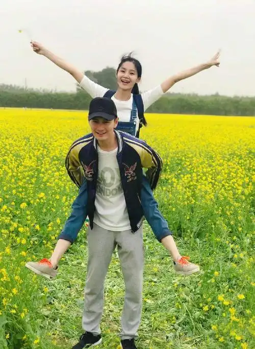 明星小夫妻王媛可王雨:我们是幸福的"422大家庭"