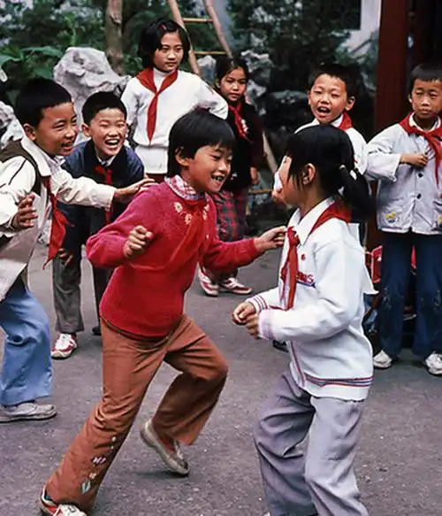 老照片:33年前的儿童生活记忆,第十张的一幕让人潸然泪下!