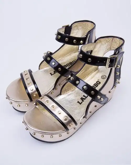 金色撞钉坡跟休闲凉鞋