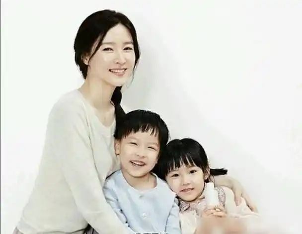 但回归家庭并不代表失去自我,在家的日子里,李英爱一边悉心的照顾家人