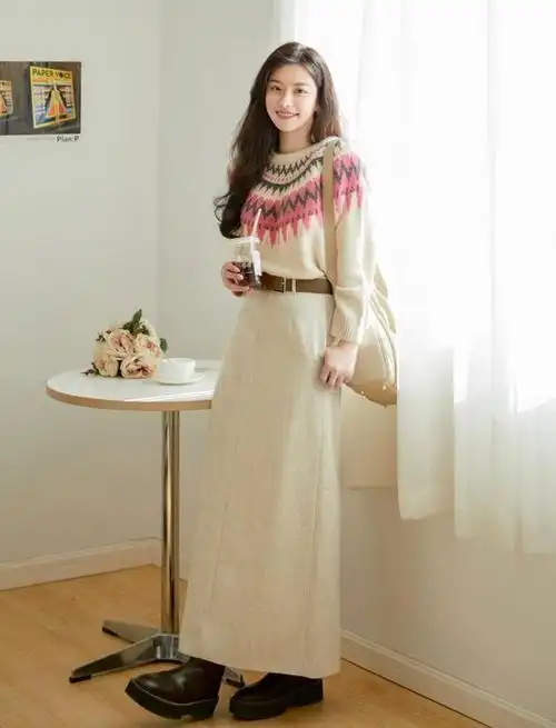 最近火了一条裙子:"中筒裙",高级显瘦,时髦精都爱穿