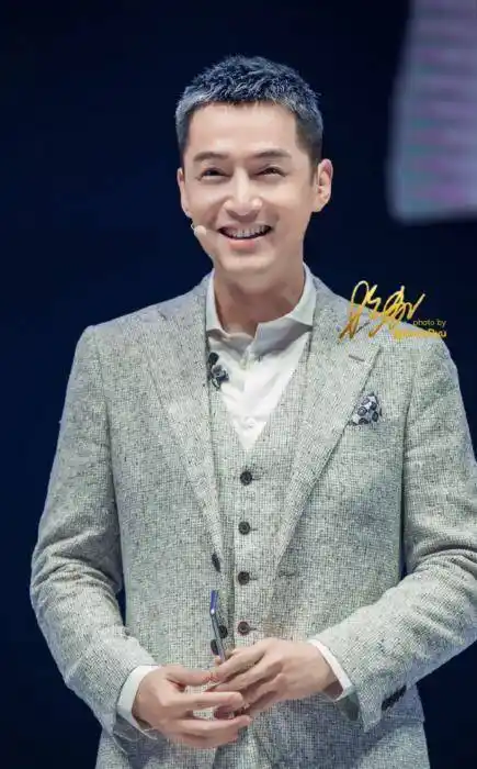 胡歌高颜值奶奶灰板寸照曝光 干练清爽帅气逼人