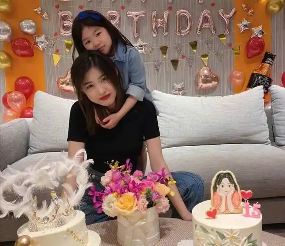 汪峰大女儿汪曼熙近照鼻子高挺五官精致有时妆容却被槽显老