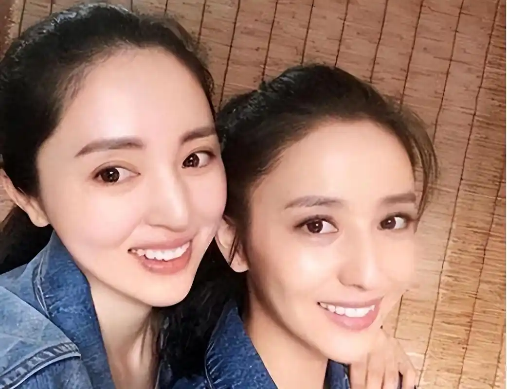 董璇和佟丽娅同框,一个写满沧桑一个年青依旧!网友:根本不像了