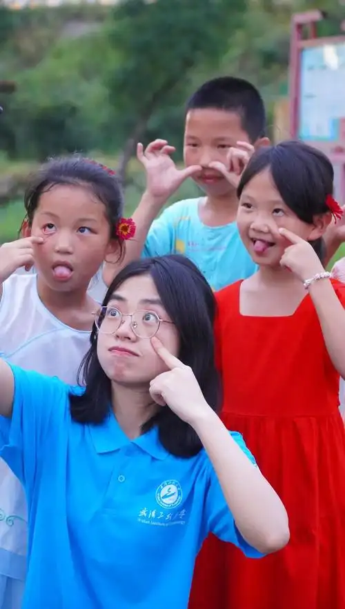 瞧孩子们的笑脸真美