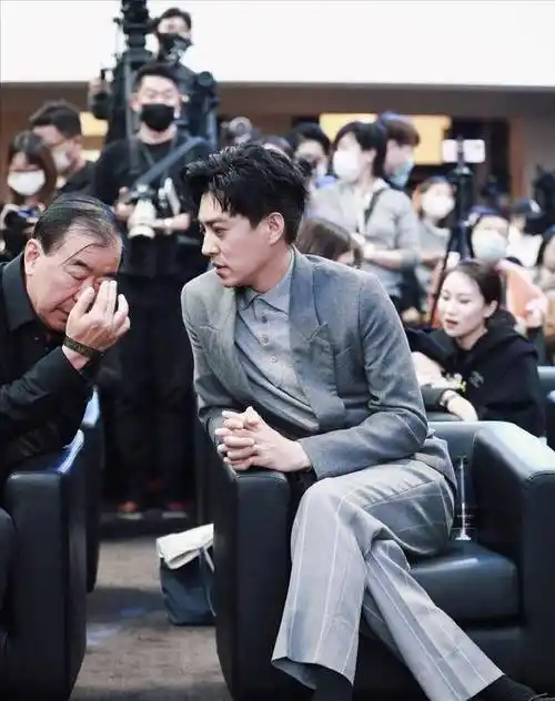 原创4任女友,2任二婚,这位44岁"国家一级演员"12年坎坷爱情路_靳东