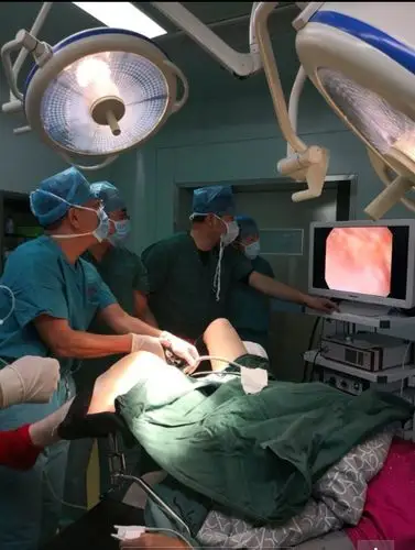 泌尿科郭晓华主任为患者行膀胱镜检术