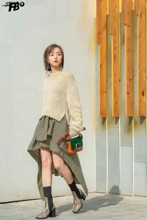 气质冷艳的女明星胡冰卿唯美阳光街拍性感写真