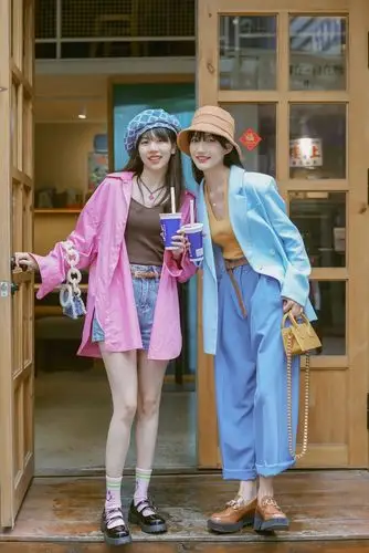 小伙伴选了 最实用百搭的黑色,搭配粉色的衬衫和蓝色牛仔短裤,甜美又