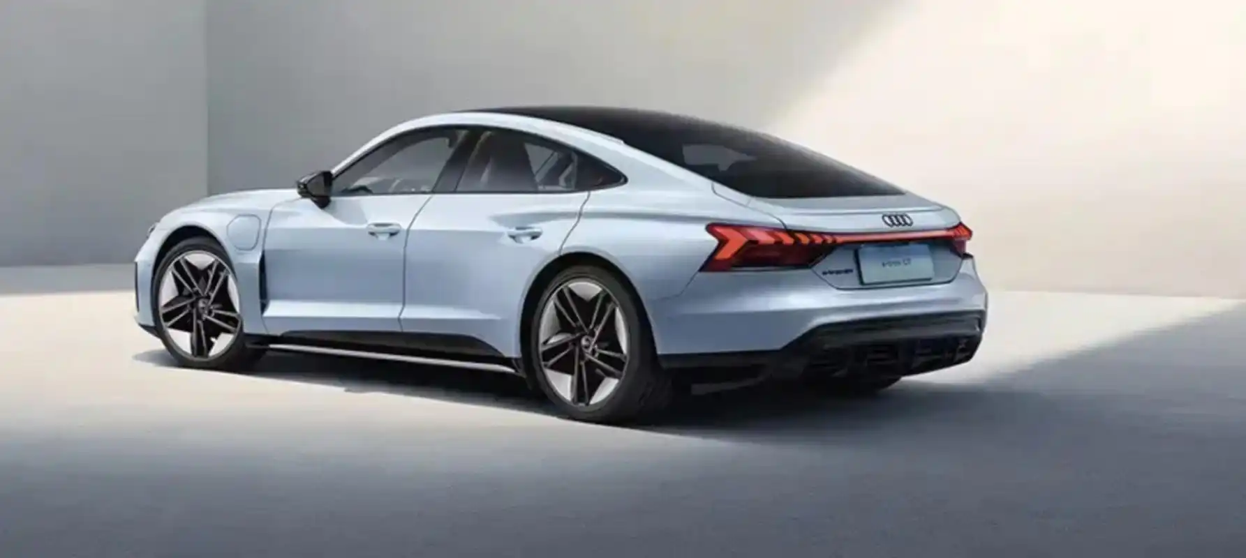 98万元】奥迪e-tron gt正式上市,新车共推出1款配置车型,售价为99.