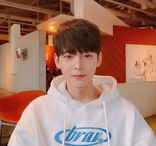 男生还沉迷"两边剃短"发型?19年该换上这四款帅气发型了!