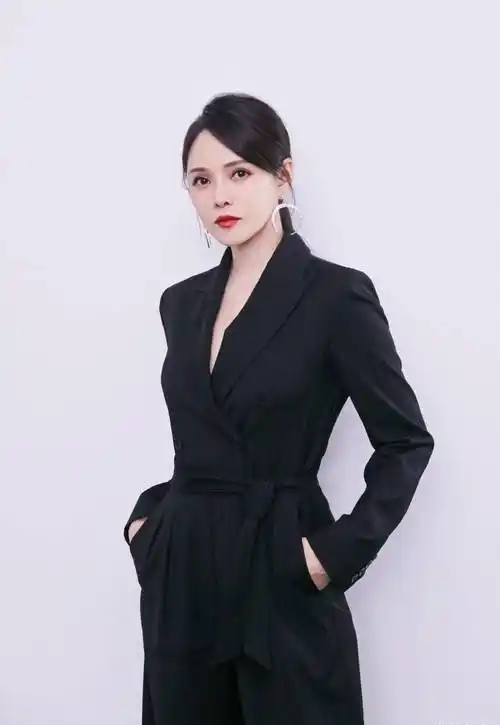 穿一身米色职业装,知性优雅显气质_黑色_女性_女明星