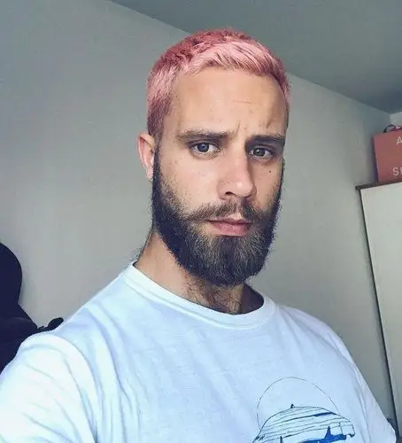 不漂头发就可以拥有骚粉发色!俗话说得好,骚骚更健康啊!