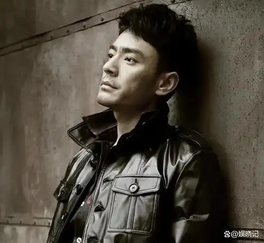 他是靳东同班同学娶过郝蕾爱过王珞丹负了殷桃后娶小10岁的她