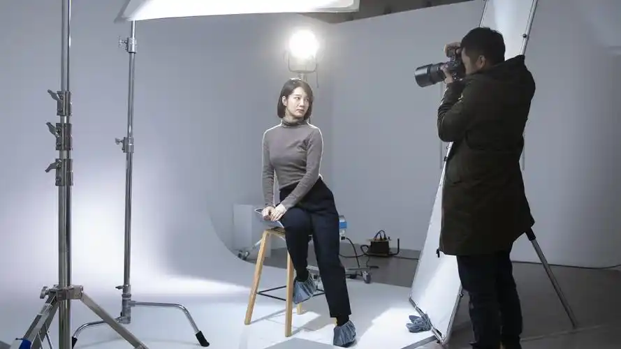 观众现场接受摄影师拍照.