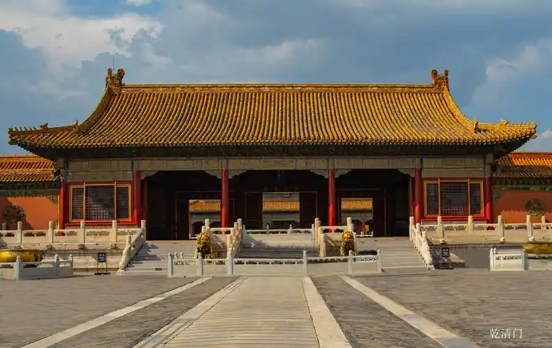 过此门方见乾清宫,因此得名.