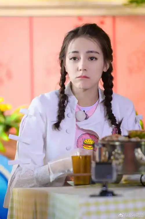 迪丽热巴跑男中造型百变,很喜欢她护士妹妹造型,简单不做作.