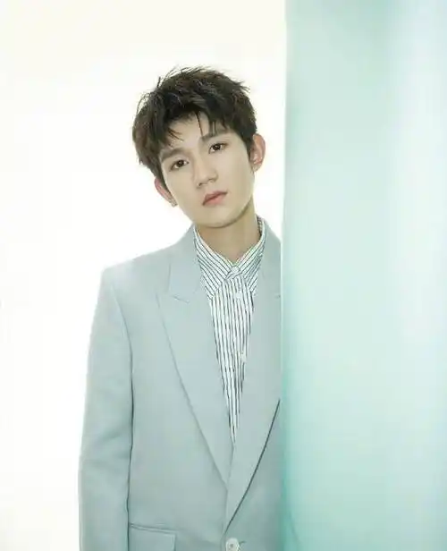 王源新照眼神锐利气质成熟自如,与蔡徐坤天壤之别_流量_超越_脸部