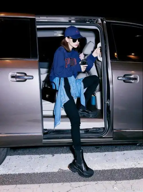 戚薇纽约时装周机场出发图##戚薇把牛仔上衣穿腰上