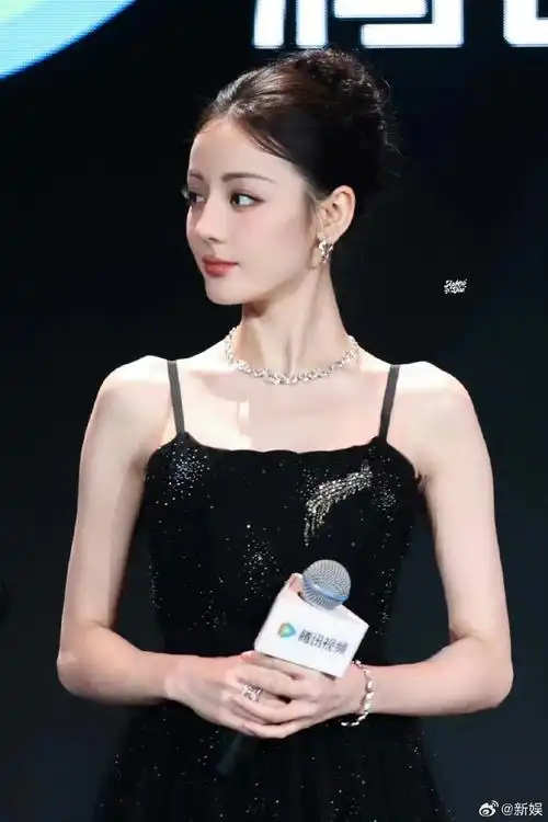 迪丽热巴清丽玫瑰#  永远可以相信热巴的红毯99今天两套造型,每一