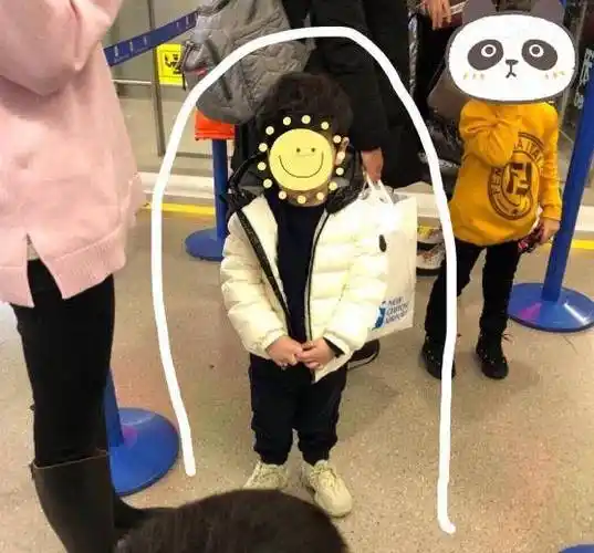 原创baby晒儿子正脸庆3岁生日小海绵鼻子高挺皮肤雪白萌态十足