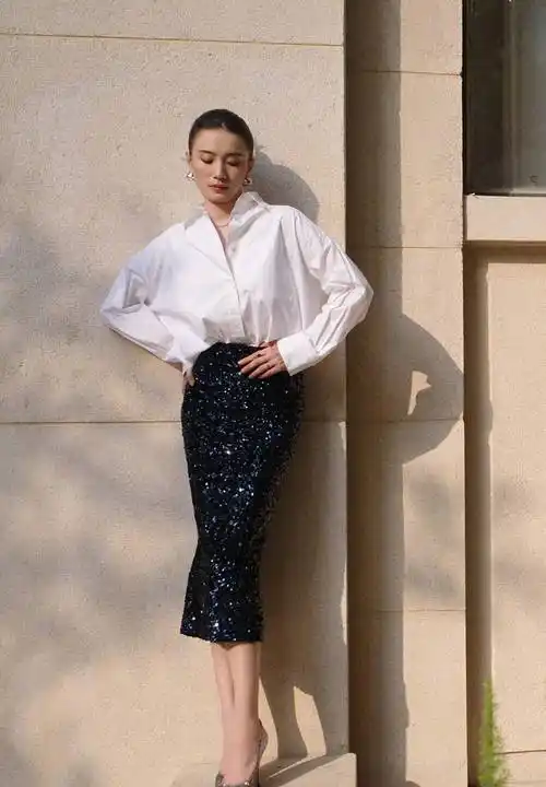 宋佳的细长腿令人羡慕,更不用说衣服了,简单单品一看就是超模_牛仔裤