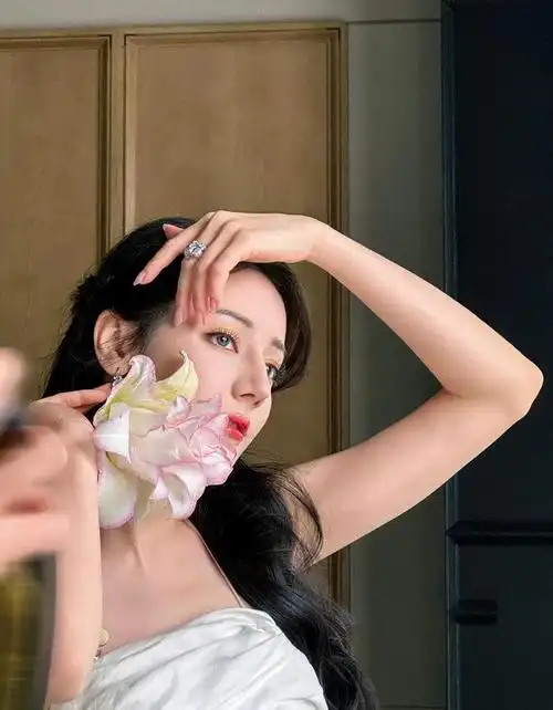 迪丽热巴白色礼服让人为之沉醉