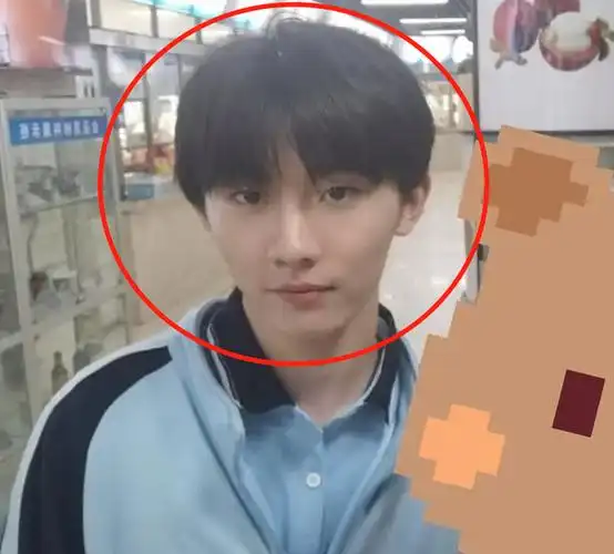 马嘉祺离开镜头长啥样?回学校被曝光合影,纯素颜的脸意外火了