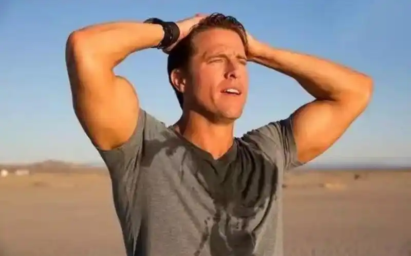 都说出汗的男人很性感这是让学长舍友汗流浃背的一天