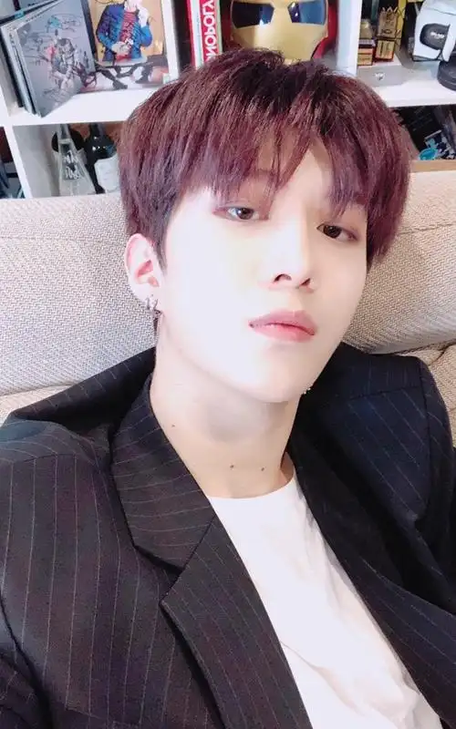 小鲜肉范丞丞帅气自拍