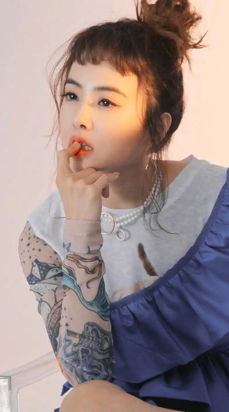 有刘海的蔡依林真可爱,丸子头更添俏皮