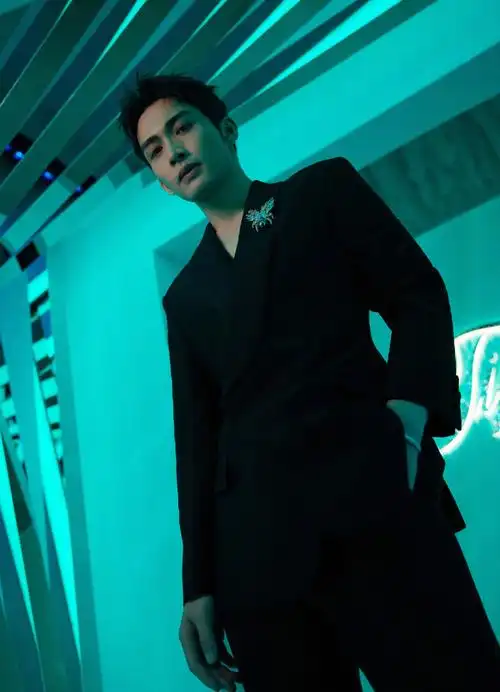 张彬彬黑西装##张彬彬的胸针