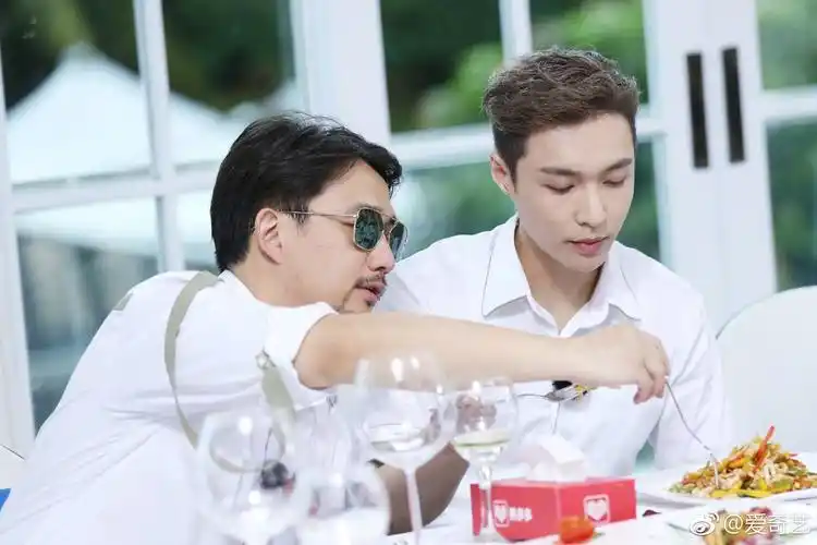 如何看待黄磊与张艺兴的感情? - 知乎