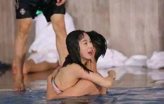 一组她自己参加某综艺节目时的照片,照片上的李菲儿是穿着比基尼的