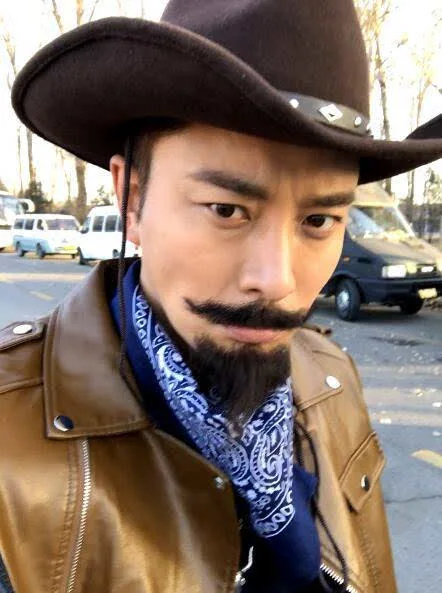 代表白天的照片中,贾乃亮贴着假胡子带着牛仔帽,一脸冷酷的表
