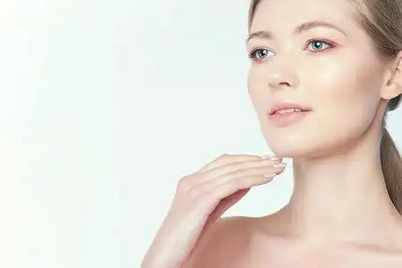 美女模特的肖像,自然裸妆,摸脸.水疗,护肤和健康.特写,复制空间照片