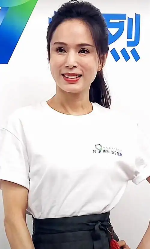 57岁李若彤参加周年庆活动眼窝塌陷皱纹也不少小龙女老了