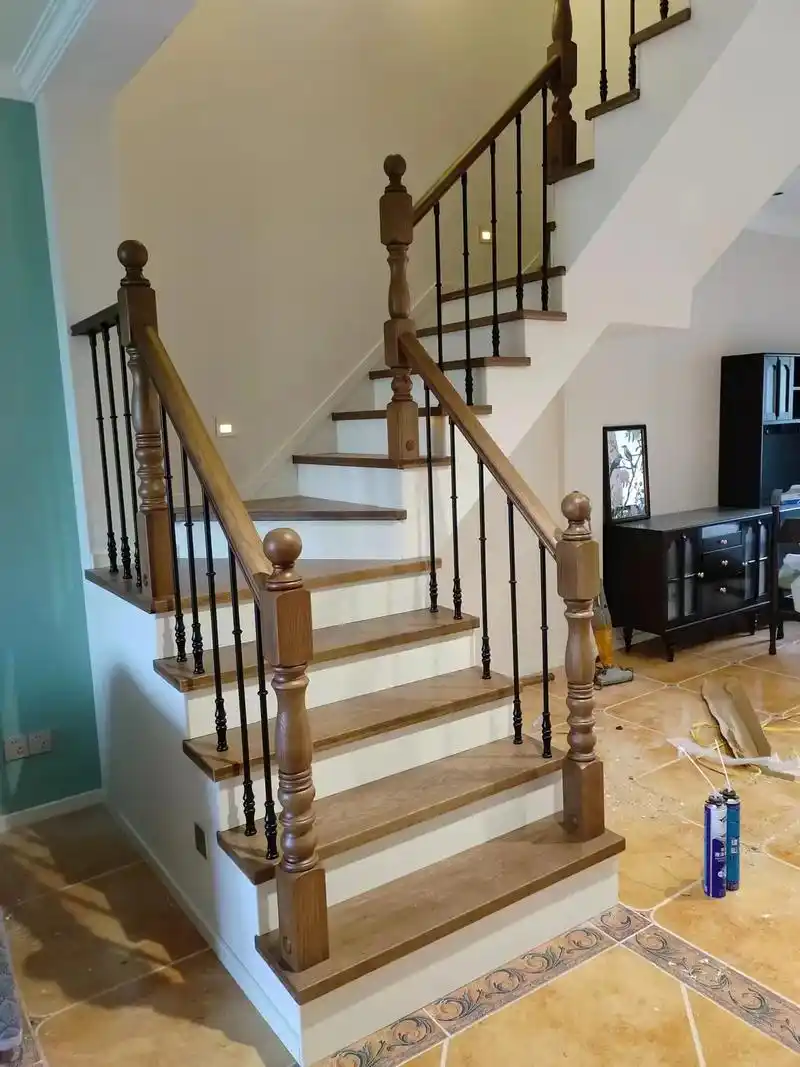 成都世茂云湖,天然原木楼梯完美呈现.暖色调踏步和砖颜色一致, - 抖音