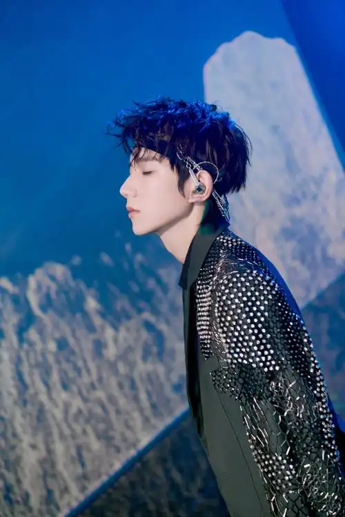 > 王源七周年演唱会绿色发带写真图片(2/11)