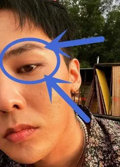 权志龙罕见无滤镜照片,看清真容粉丝失望,烟熏妆都遮不住的油