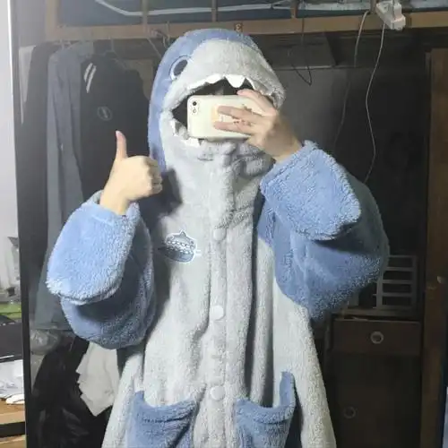 毛茸茸的珊瑚绒搞怪鲨鱼睡衣好