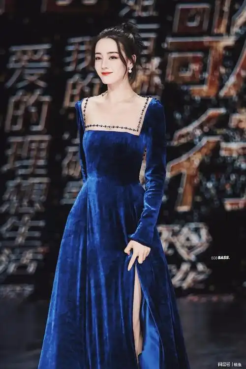 迪丽热巴蓝色丝绒长裙好惊艳,提着裙摆宛如在逃公主|晚礼服|丸子头