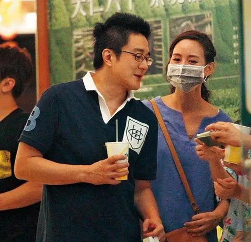 2016年,和黄凯伟分手后不久,张钧甯和台湾鬼才导演林哲乐被拍到揽腰