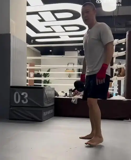 67岁张丰毅近照曝光腹肌轮动作标准网友27岁年轻人都比不上