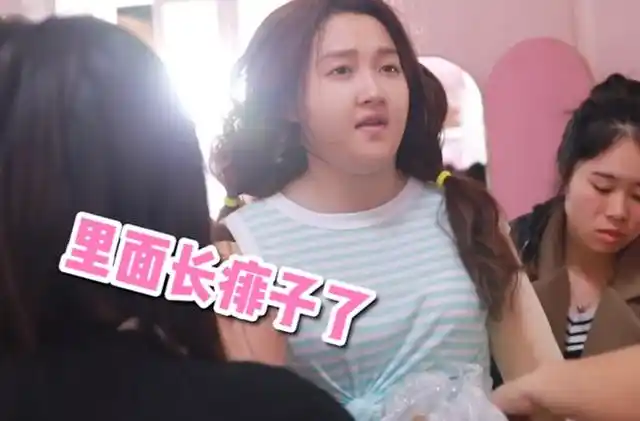 关晓彤晒变胖历程,穿戴硅胶长痱子,身上馊儿,看到手,心疼哭了