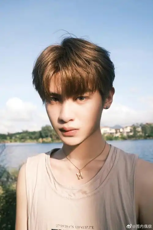 黄明昊夏日氛围感写真