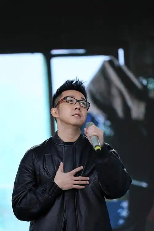 孙伯纶任公益形象大使 现场首唱《匠人》