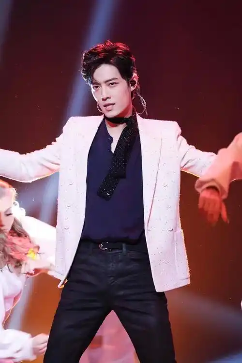 肖战跳舞太帅了高个子的舞姿也撩人