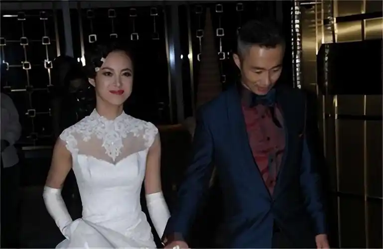 回顾王萌萌08年奥运礼仪小姐嫁42岁主持人丈夫患病不离不弃