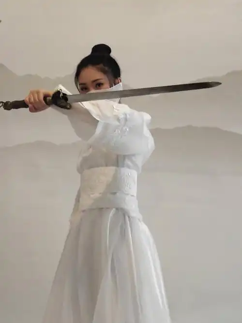 我家的格格高兴起来也爱看书练字学习,弹弹琴,吹吹笛子,舞舞剑.